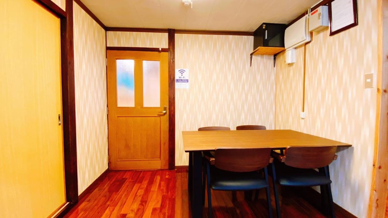 Okinawa Naha Jinjin -沖縄伝統体験型宿じんじん- Exteriör bild