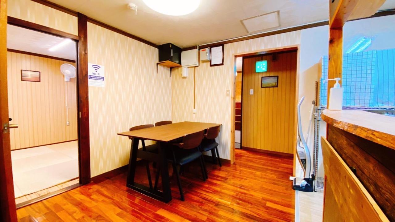 Okinawa Naha Jinjin -沖縄伝統体験型宿じんじん- Exteriör bild